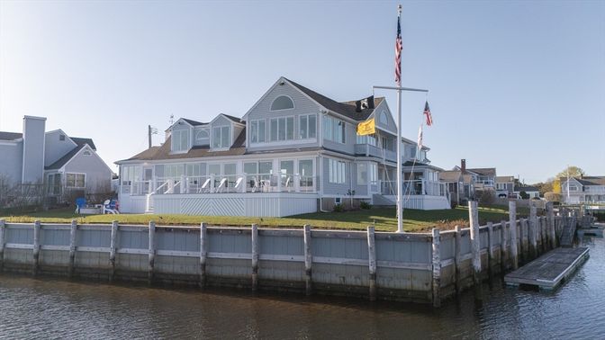 Exterior, Lake