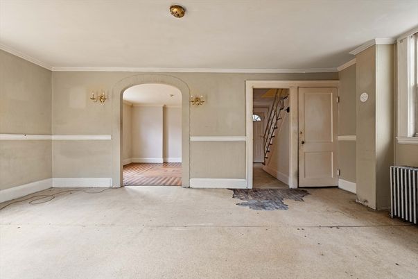 Empty room, Interior