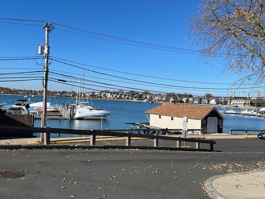 Exterior, Lake
