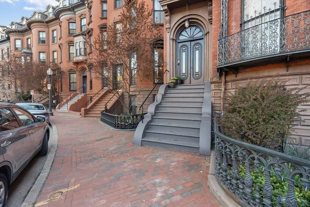 Exterior, Facade, Brownstone
