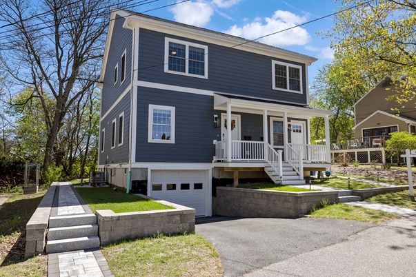 Attached, Exterior, Facade, American Foursquare