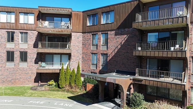 Exterior, Facade, Brick Facade, Rowhouse