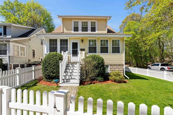 Exterior, Facade, American Foursquare