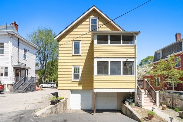 Attached, Exterior, Facade, Rowhouse