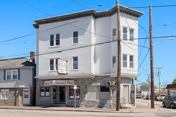 Exterior, Facade, Queen Anne Victorian