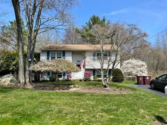 Exterior, Facade, Raised Ranch