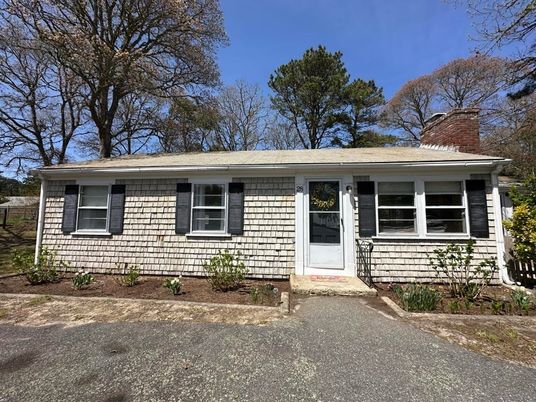 Exterior, Facade, Ranch