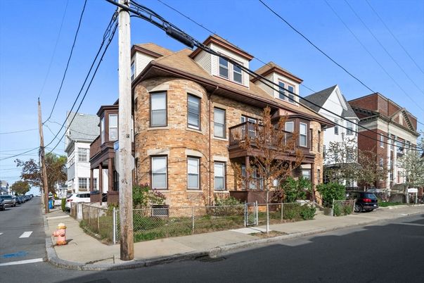 Exterior, Facade, Brick Facade, Rowhouse