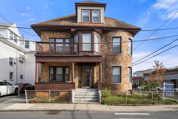 Exterior, Facade, American Foursquare