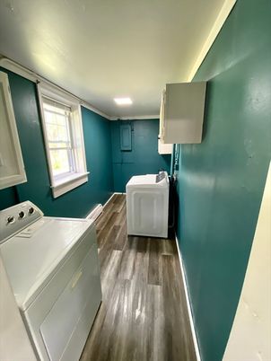 Interior, Recessed Lighting, Washer, Wood Texture Flooring