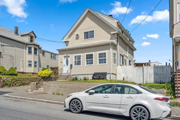 Exterior, Facade, Queen Anne Victorian