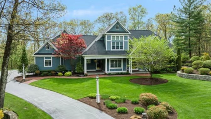 Backyard, Exterior, Facade, Queen Anne Victorian