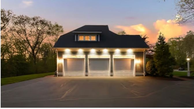 Attached, Exterior, Facade, Cape Cod