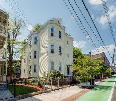 Exterior, Facade, Rowhouse