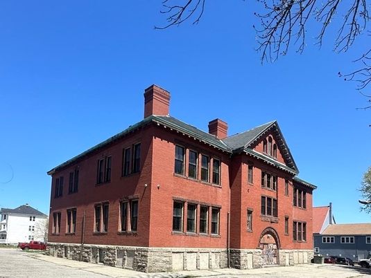 Exterior, Facade, Brick Facade, Chicago School
