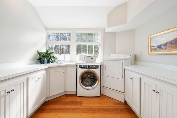 Interior, Washer, Wood Texture Flooring