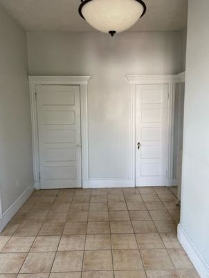 Empty room, Interior