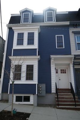 Exterior, Facade, Rowhouse