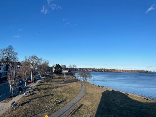 Exterior, Lake
