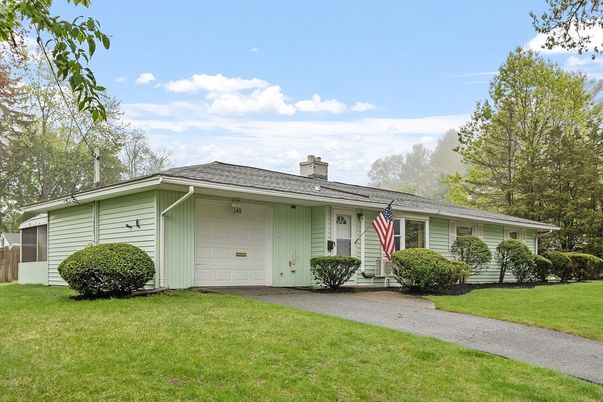 Attached, Exterior, Facade, Ranch