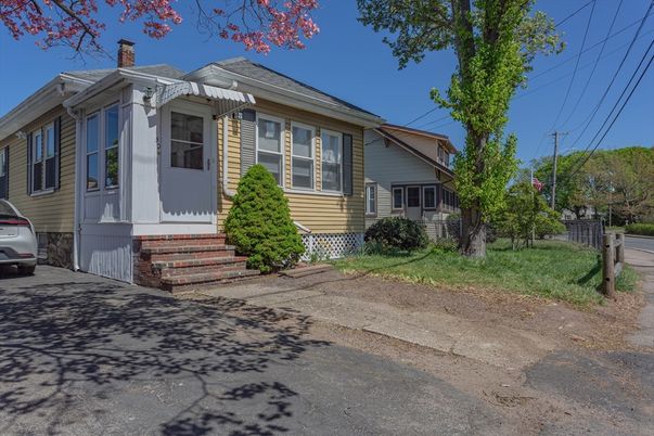 Exterior, Facade, American Foursquare