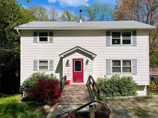 Exterior, Facade, Raised Ranch