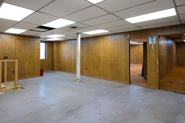 Empty room, Interior, Recessed Lighting, Wooden Walls