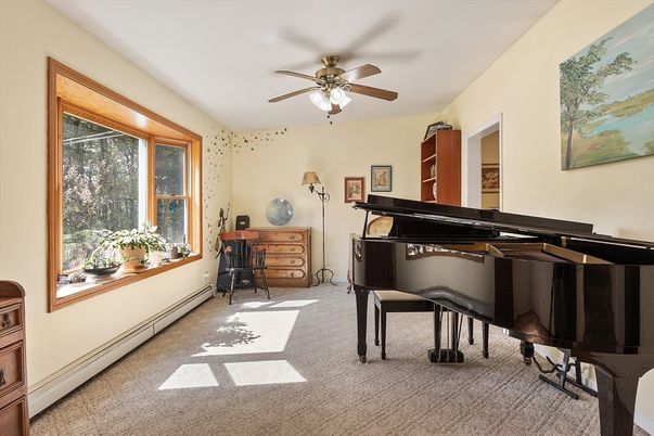 Interior, Piano
