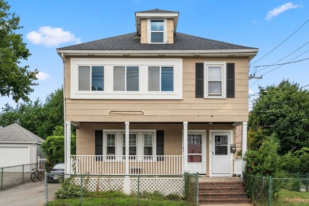 Exterior, Facade, American Foursquare