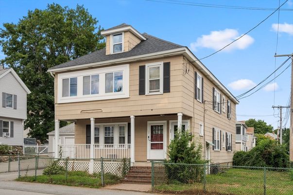Exterior, Facade, American Foursquare