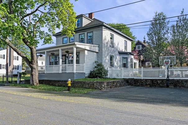 Exterior, Facade, Queen Anne Victorian