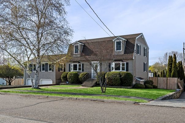 Exterior, Facade, Cape Cod