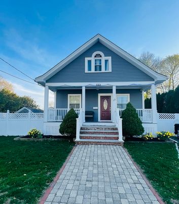 Exterior, Facade, Queen Anne Victorian