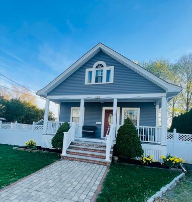 Exterior, Facade, Queen Anne Victorian