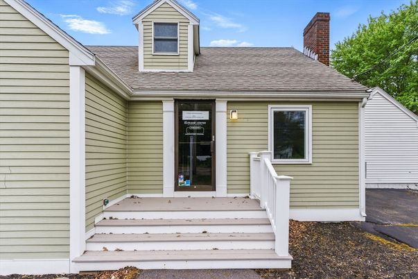 Attached, Exterior, Facade, Cape Cod