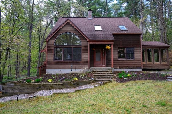 Exterior, Facade, Log Home