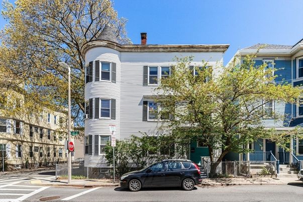 Exterior, Facade, Queen Anne Victorian