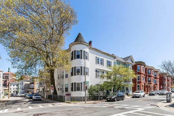 Exterior, Facade, Queen Anne Victorian