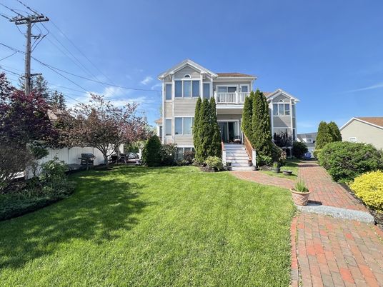 Backyard, Exterior, Facade, Queen Anne Victorian