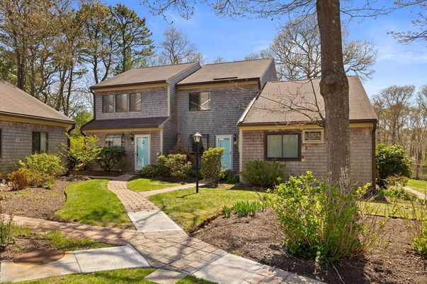 Exterior, Facade, Brick Facade, Split Level