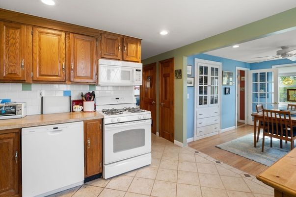 Dining room, Interior, Kitchen, Recessed Lighting, Wood Texture Flooring