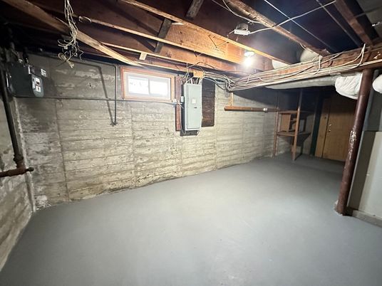 Empty room, Interior, Wooden Beams
