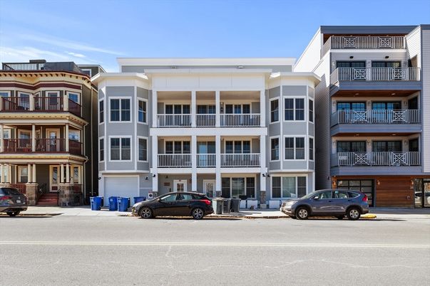 Exterior, Facade, Rowhouse
