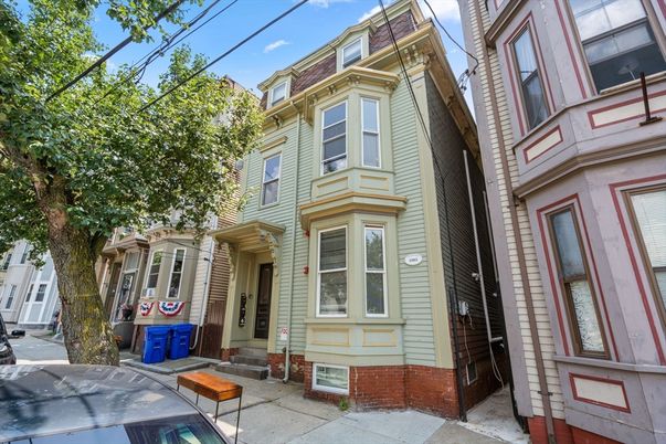 Exterior, Facade, Rowhouse