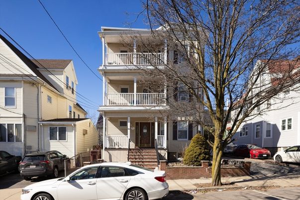 Exterior, Facade, Queen Anne Victorian