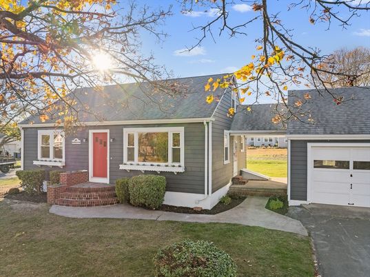 Attached, Exterior, Facade, Cape Cod