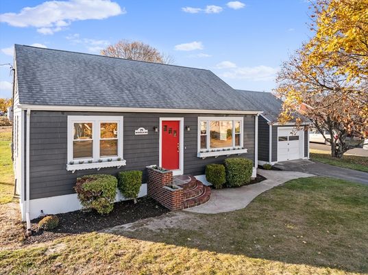 Exterior, Facade, Cape Cod
