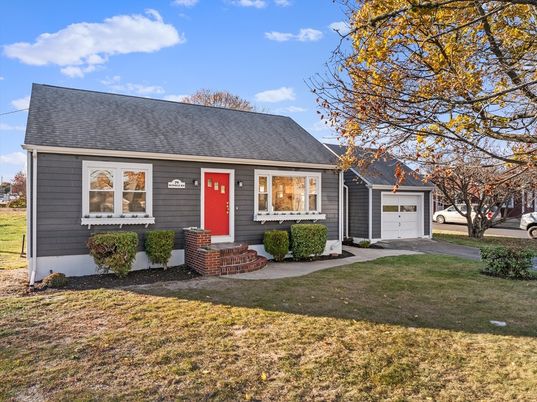 Attached, Exterior, Facade, Cape Cod