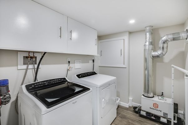 Interior, Recessed Lighting, Washer, Wood Texture Flooring