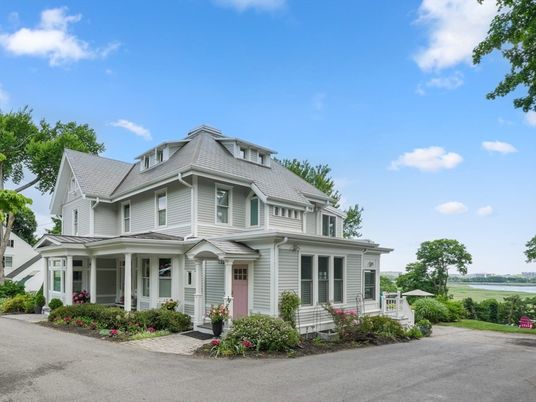 Exterior, Facade, Queen Anne Victorian